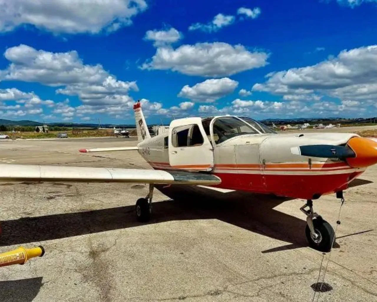 Piper Cherokee: Pilot + 4 adults or 2 adults + 3 kids